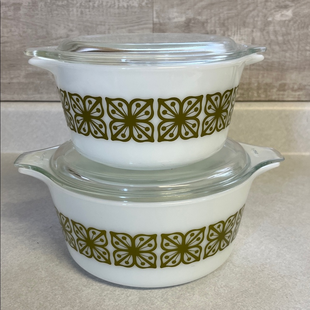 Vintage Pyrex green verté flower small casserole dishes